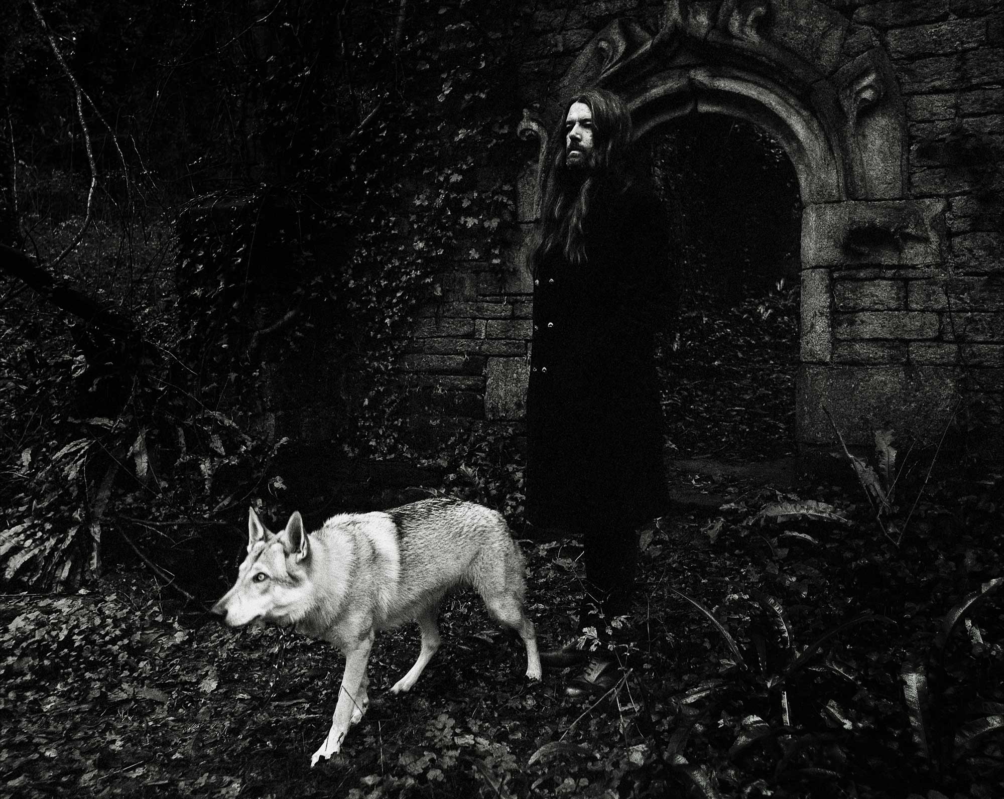 Brieg Guerveno accompagné d'un loup, dans une forêt